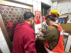 寒流來襲及春節接近,消防局及鳳凰志工聯合台電下鄉宣導用火用電安全、電源插座健康度檢測,並發放春聯向鄉親拜早年!(圖:連江縣消防局)