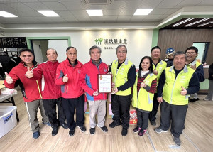 春節近,馬祖境天后宮主委曾林官以「光明燈」及「太歲燈」收入,前往大同之家、馬祖家扶發放賀節禮金及愛心物資,為點燈者做功德。(圖/文:曹重偉)