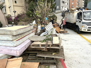年終大掃除26日起東區4村接續登場,軍中弟兄與清潔隊清理家園,介壽村辦前各類回收物堆積如山,清水一早就搬出近10塊床墊。(圖/文:曹重偉)