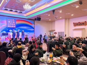 　縣府舉辦春節敬軍餐會，縣長王忠銘致贈春節加菜金，感謝國軍戍守國家辛苦。（圖／文：馮紹夫）
