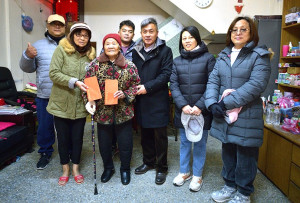 　東引鄉長林德建與鄉代、村長等人共同探訪65歲以上長輩與中低收入戶，代表縣長王忠銘發放春節慰問金，獻上新春祝福。（圖／文：陳其敏）