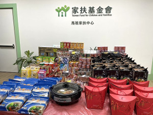 　馬祖家扶中心扶幼委員會用愛加溫，由主委陳書建發起，串聯多位委員共同贈送縣內24戶弱勢家庭每戶一份豐盛的年菜。（圖／文：曹重偉）