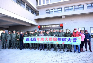 四鄉年終大掃除　五島軍民迎新歲。（圖：陳鵬雄、曹重偉、陳其敏、宋幸儒、蔡夢玲）