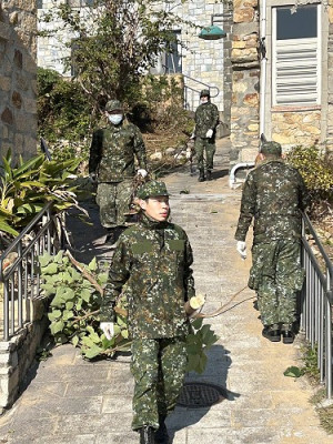 四鄉年終大掃除 五島軍民迎新歲。(圖:陳鵬雄、曹重偉、陳其敏、宋幸儒、蔡夢玲)