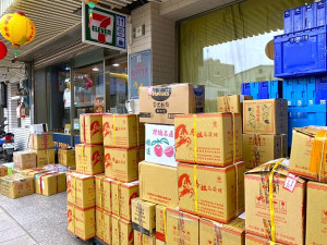 年關近,東引超商宅配到台灣本島的常溫、低溫包裹數量倍增。(圖/文:陳其敏)