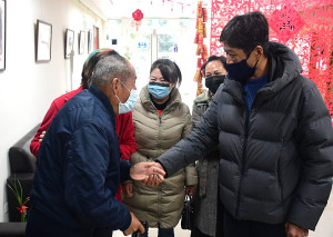 　莒光鄉長陳樂禮夫婦、鄉代會主席史麗彬、副主席陳彥岑等人拜訪大同之家，問候莒光長者並發放禮金，讓長者感受故鄉的關懷與溫暖。（圖／文：曹重偉）
