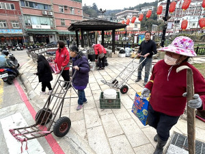 年終大掃除昨天適逢假日,各村都是軍民總動員,復興村道路難行,搬運起來更辛苦;村民自動自發,將廢棄物運送到臨時堆置點。(圖/文:曹重偉)