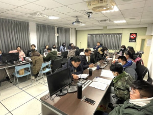 消防局舉辦今年防火管理人訓練初、複訓課程,由局長及消防人員擔任講師,首日主講本縣火災預防策略,火災案例分享暨法令修正說明。(圖/文:曹重偉)