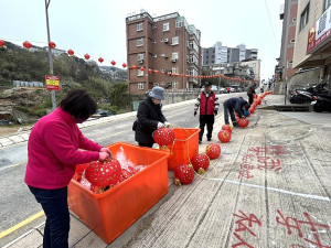 　擴大年節氛圍營造，山隴境白馬尊王廟將入村下坡道兩側都掛上大紅燈籠，讓訪客一入村就能感受到濃郁的年節氣氛。（圖／文：曹重偉）