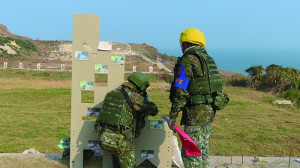 　官兵實施快速反應射擊。（圖：林瑞和）