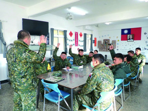 　透過與官兵互動，活化教育成效。（圖：鄭恆佳）