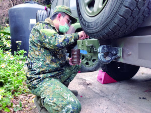 　官兵執行車輛保養工作。（圖：連苡淞）