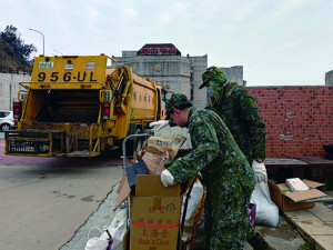 　官兵協助回收物整理及清運。（圖：楊子賢）