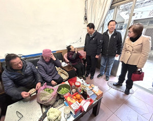 縣長王忠銘、議長張永江、鄉長林志東等前往介壽村拜訪長者家戶及致贈春節禮金,所到之處都受到熱烈歡迎。(圖/文:曹重偉)