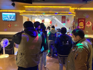 　縣府啟動寒假青春專案，擴大稽查轄內視聽娛樂業，並進行安全宣導。（圖：馮紹夫、產發處）