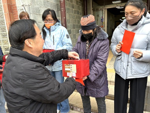 縣長王忠銘、議長張永江致贈弱勢族群春節慰問金及轉贈年菜禮盒,在傳統節慶來臨前,傳達政府與社會的關懷與溫暖。(圖/文:曹重偉)