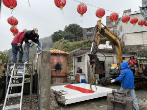 基於安全考量,福澳「一中國」紅字標語因結構安全問題進行拆除。(圖/文:馮紹夫)