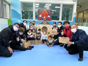 　縣長王忠銘向北竿鄉親拜年並致贈春節慰問金，訪視公托中心贈送小朋友禮物。（圖／文：陳鵬雄）