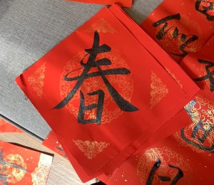 北竿鄉公所2月2日在迎賓館舉辦113年新春揮毫活動。(圖:陳紫開提供)