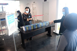 　防範春節疫情，兩馬小三通（北竿白沙港及南竿福澳港）入境處2月起免費發放入境旅客COVID-19快篩試劑，衛生局長陳美金前往關心。（圖／文：曹重偉）