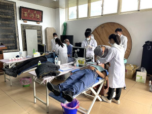 北醫114醫療服務隊2024冬令義診抵達莒光為鄉親服務,深受鄉親喜愛。(圖/文:宋幸儒)