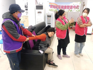 連江縣新住民中心、馬祖區漁會及莒光鄉社區健康營造中心聯合辦理義剪、染髮築夢計畫,讓地區鄉親容光煥發過個好年。(圖/文:宋幸儒、莒光鄉社區健康營造中心)