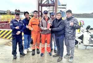 　春節將屆，東引鄉長林德建、鄉代會副主席劉家宏致贈春節加菜金給新臺馬輪、臺馬之星，感謝全體船員終年為旅客服務的辛勞及對東引觀光運輸的用心與付出。（圖：東引鄉公所）