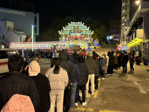 　玄天宮新春元宵開燈典禮暨眾神尊圓堂閃亮登場，會長陳志國、縣長王忠銘、議長張永江等按下電擎。（圖／文：曹重偉）