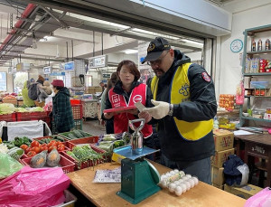 標準檢驗局基隆分局春節前夕磅秤檢查,保障民眾消費權益。(圖:標檢局基隆分局)