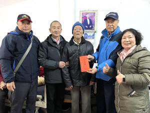 　福州膳芳食品公司委託北竿鄉公所發放弱勢春節慰問金。（圖／文：陳鵬雄）