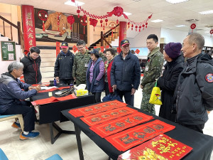 　北竿鄉軍民各界2日在塘岐迎賓館共同舉辦龍年揮毫贈春聯活動。（圖／文：陳鵬雄）