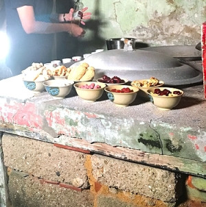 　馬祖早年時代，「灶」是每戶家庭基本配備，逢臘月廿四祭灶日，會在灶台供上各式「祭灶料」，送灶神上天述職。（圖：摘自國家文化記憶庫）