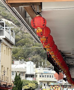 　趕在年假前，北竿部份村境完成元宵燈籠掛設的情境布置。（圖／文：陳鵬雄）