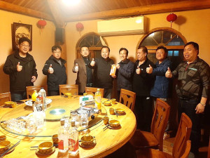 縣警局日前舉辦今年年終感恩餐會,議長兼警友會理事長張永江、副議長林明揚、議員曹爾章等多位來賓到場勉勵鼓舞士氣。(圖:連江縣警察局)