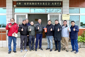 連江縣警友會理事長張永江、警察局長蕭欽杰等人訪視東引警察所,致贈春節加菜金,慰勉基層員警辛勞。(圖:連江縣議會)