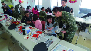 官兵與家眷們一同揮毫。（圖：楊玖千）