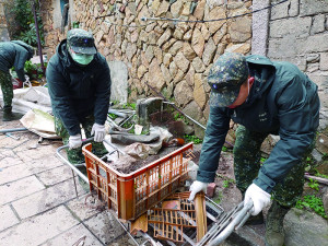 官兵協助實施環境整理。（圖：胡鐵耀）