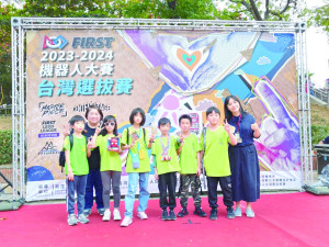 中正團隊參加FIRST機器人大賽台灣選拔賽,FLL Explore組榮獲最佳團體模型獎、FLL Challenge組獲得最佳新進團隊獎和佳作。(圖:中正國中小)