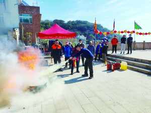 　推廣滅火器操作，消防局南竿分隊4日至仁愛村舉辦滅火器操作示範及體驗活動，先由人員說明口訣及流程，再由民眾親身操作。（圖：連江縣消防局）