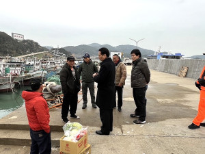 農曆年到了,縣長王忠銘、副縣長陳冠人6日前往關心陸籍、外籍漁工。(圖/文:馮紹夫)