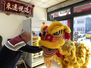 　大年初一北竿軍民在塘岐迎賓館前廣場舉辦新春團拜活動，下午還有喜獅踩街拜年活動。（圖／文：陳鵬雄）