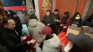喜迎龍年,馬祖境天后宮搶頭香、送金幣人氣旺,軍民不畏寒風前往參加;縣長王忠銘、指揮官黃先任主持開宮門並祈求媽祖保佑全境平安。(圖/文:曹重偉)