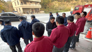 馬祖平安!縣長王忠銘大年除夕拜訪各值夜單位慰勞第一線值班人員,力求運作穩健,警方加強巡邏,讓鄉親平安過好年。(圖/文:曹重偉)