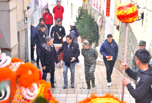 　龍年好運旺！東引軍民新春團拜祥龍祥獅亮麗登場，為過年增添歡樂氣氛。（圖：東引鄉公所）