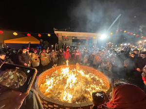 　北竿元宵擺暝文化祭正月十二白沙平水尊王廟點燈後揭開序幕，坂里十三暝為熱鬧的元宵活動打頭陣。（圖：本報資料室）