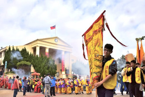 　農曆新春正月慶元宵是東引年度盛事，一場又一場的擺暝、遶境，將節慶活動推到熱鬧最高點。（圖：本報資料照片）