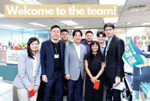 民進黨連江縣黨部主委李問接任國際事務部主任,他將轉任黨部顧問,主委一職由北竿鄉代詹庭語暫時代理。(圖:民進黨國際部臉書)