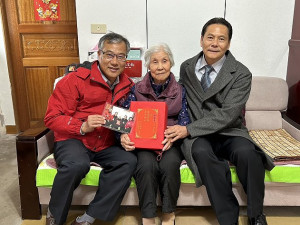 馬祖百歲人瑞再+1!復興村陳桂香女士100歲生日,縣長王忠銘、鄉長林志東前往祝壽,關懷問候及致贈壽禮,祝她身體健康、新年快樂。(圖/文:曹重偉)