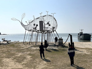 大年初二走春去!第二屆國際藝術島留存展點人氣旺,山隴中正堂《收信快樂》特別重新開放,不少返鄉客把握機會前往欣賞。(圖/文:曹重偉)