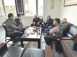 馬祖高中廚工人力不足,一度公告取消非住宿生供餐,引起家長關注,教育處長王禮民、議員曹以標、家長會長劉煥騰16日到校關心。(圖:議員曹以標辦公室提供)